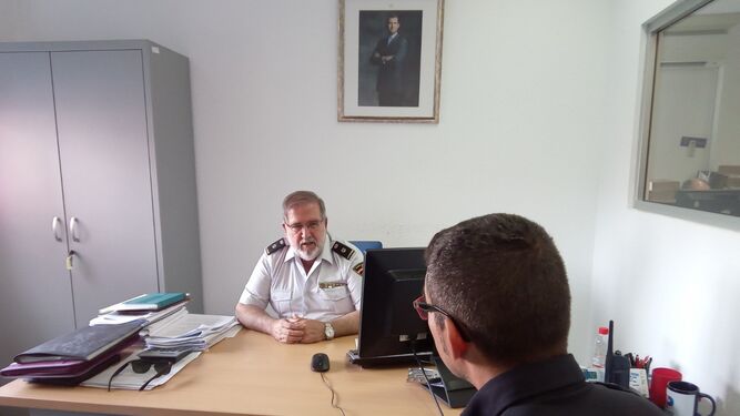 El inspector jefe Antonio Martín en su despacho de la Comisaría Provincial de Almería junto a uno de los agentes que ha servido bajo las órdenes del 'Pater', como es conocido.