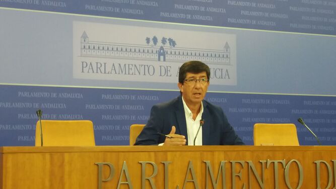 Juan Marín,  en la sala de prensa del Parlamento andaluz.