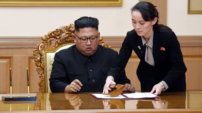 El líder norcoreano, Kim Jong-un, firmando un documento ayer en Pyongyang.