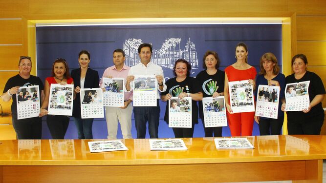 La presentación del calendario solidario tuvo lugar en la mañana de ayer en el Ayuntamiento de El Ejido.