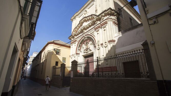 Fachada principal del convento de Santa Rosalía, en la calle Cardenal Spínola