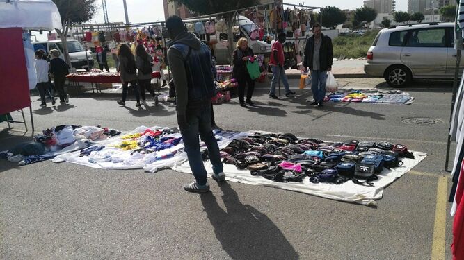 Manteros en el mercadillo de la avenida del Mediterráneo, uno de los más afectados junto al de El Alquián.