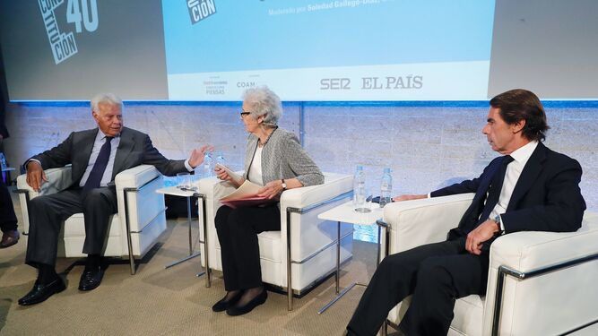 Los ex presidentes del Gobierno Felipe González y José María Aznar flanquean a la directora de 'El País', Soledad Gallego-Díaz, durante el debate.