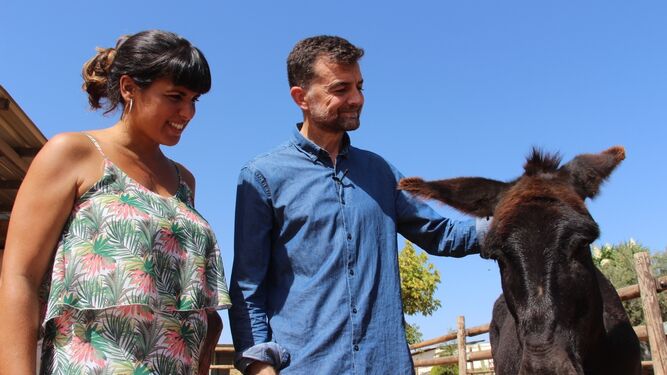 Teresa Rodríguez y Antonio Maíllo, en una visita este viernes a una explotación agrícola en Fuente de Piedra