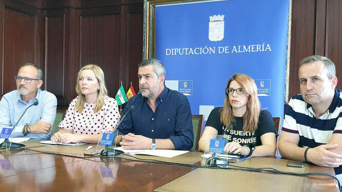 Juan Antonio Lorenzo, en el centro, junto a otros diputados provinciales socialistas en la rueda de prensa de ayer.