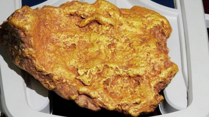 Una roca de oro, que pesa dos kilos, hallada en Australia.