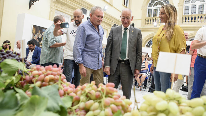 Antonio Rubio con Gabriel Amat visitando el bodegón de uvas.