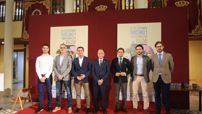 Gabriel Amat, presidente de la Diputación Provincial, junto a Javier Aureliano, vicepresidente, Luis Miguel Carmona, concejal de Turismo, y los tres ponentes.
