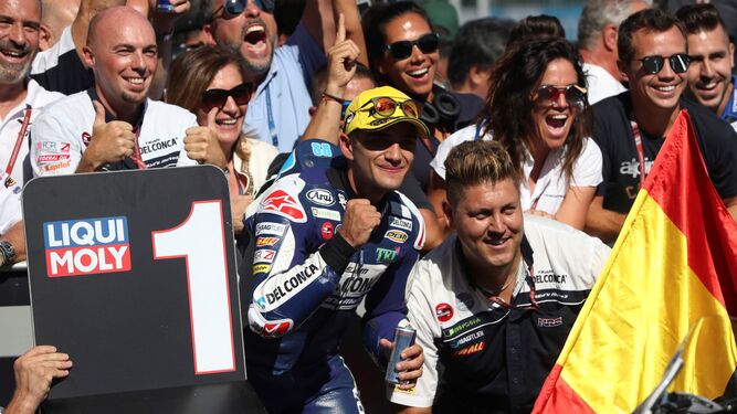 Martín celebra su victoria en la carrera de Moto3