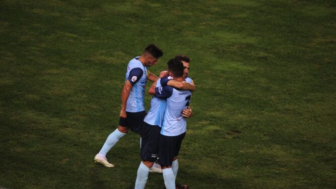 Corral se abraza con Fermín para celebrar el gol de la igualada.