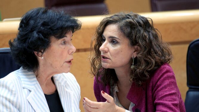 Isabel Celaá y María Jesús Montero, en el Senado.