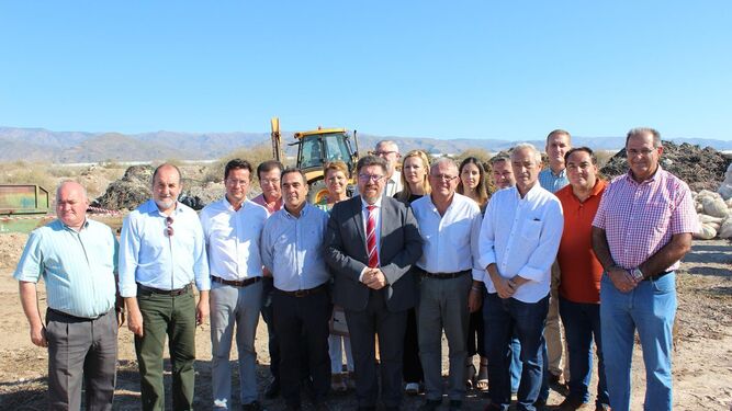 Visita del consejero ayer a La Mojonera acompañado de agentes del sector agrícola y alcaldes.