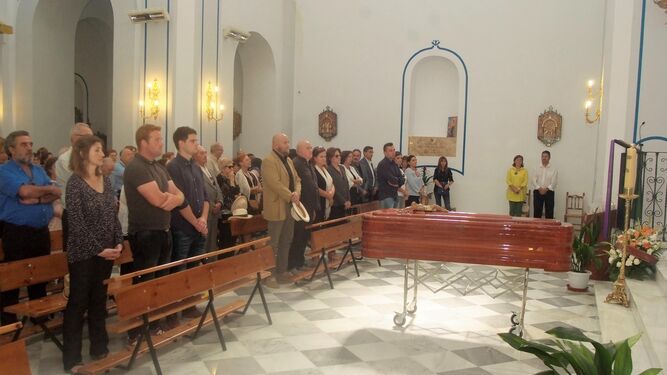 Misa funeral de Julio Alfredo Egea en la iglesia de San Isidoro. En primer término, los cuatro hijos del poeta ante su féretro.