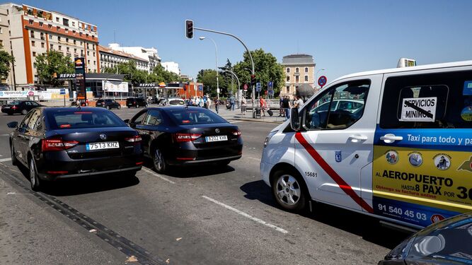 Dos VTC seguidos de un taxi en Madrid.