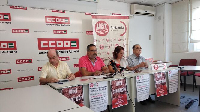 Los secretarios generales y responsables de pensionistas de los sindicatos Comisiones Obras y UGT de Almería.