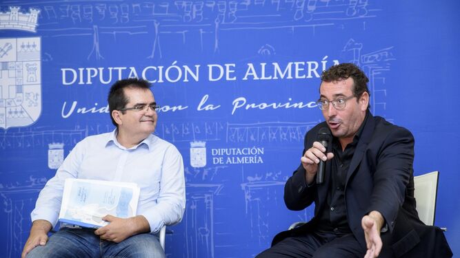El diputado de Cultura, Antonio Jesús Rodríguez con Pablo Mazuecos.