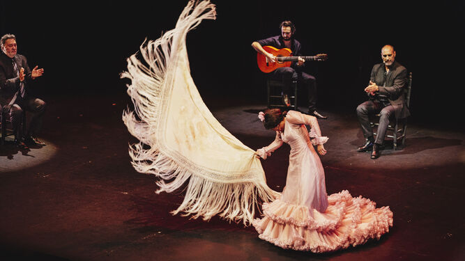 Mar&iacute;a Moreno bailando por canti&ntilde;as en el Teatro Central.