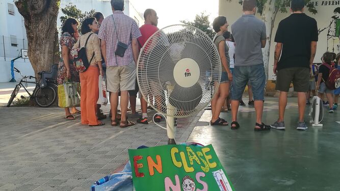 Protesta de padres de los alumnos del CEIP Huerta de Santa Marina.