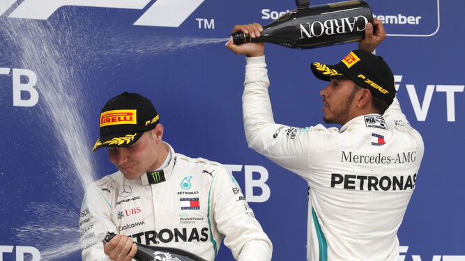 Hamilton 'baña' en champán a su compañero Bottas en el podio de Sochi.