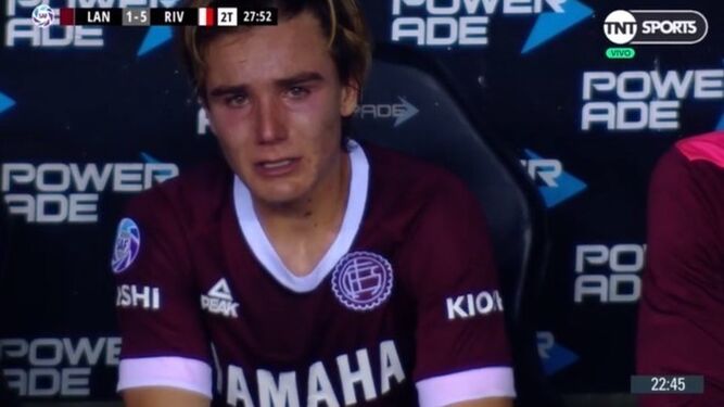De la Vega llora en el banquillo en una imagen de la televisión argentina.