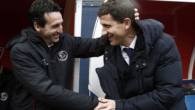 Unai Emery y Javi Gracia se saludan en su etapa en el Sevilla y Osasuna. Ahora dirigen a Arsenal y Watford.