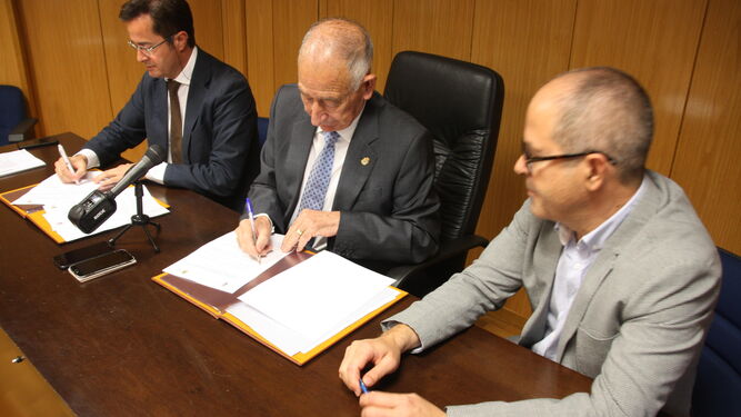 Francisco Góngora (i) y Gabriel Amat, en el momento de suscribir el documento.