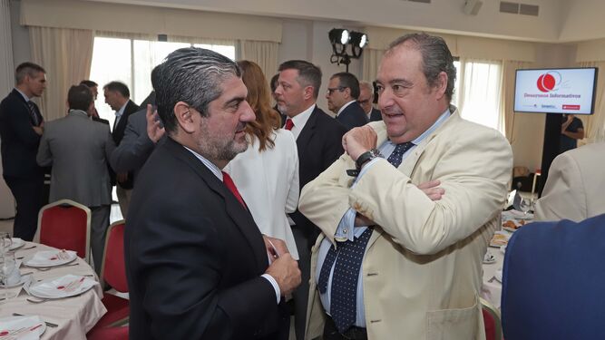El director territorial del Banco Santander para Andalucía, Luis Rodríguez de la Fuente, conversa con el director general del Grupo Joly, Tomás Valiente.