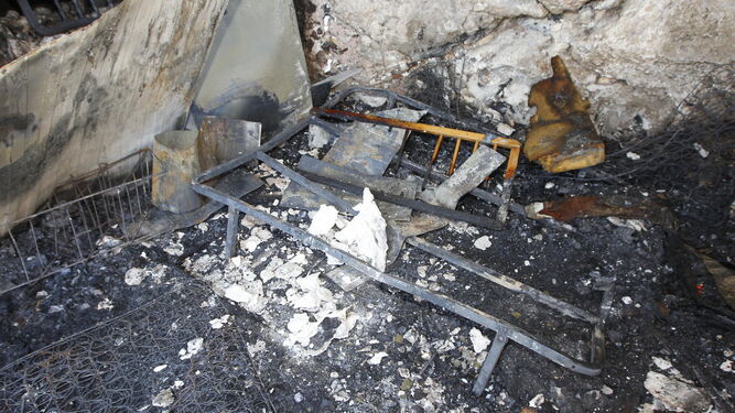 Así quedó la cueva tras el incendio en el que murieron un joven y dos chicas adolescentes.