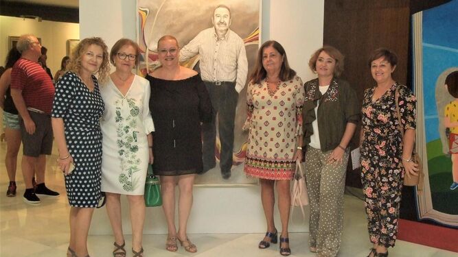 Un grupo de pintoras, amigas del pintor fallecido, que estuvieron en la apertura de la exposición.