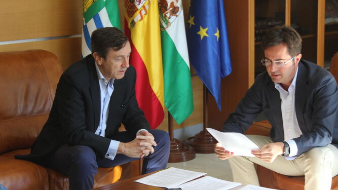 Rafael Hernando y Francisco Góngora, durante su reunión de trabajo en el Ayuntamiento de El Ejido.