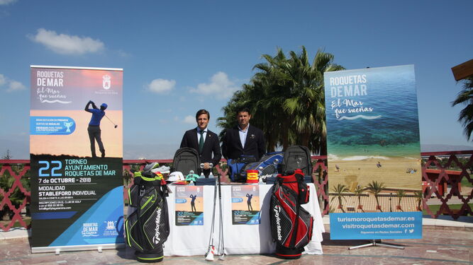 Luis Miguel Carmona y Francisco Javier Martín presentaron la vigésima segunda edición del torneo roquetero, que se disputará mañana.