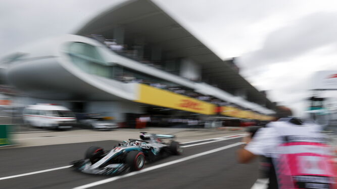 Lewis Hamilton, a bordo de su Mercedes, sale del 'pit lane' en Suzuka durante la sesión de entrenamientos oficiales del Gran Premio de Japón.