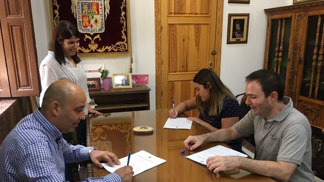 El alcalde y el concejal de Promoción Económica firmando el acuerdo.