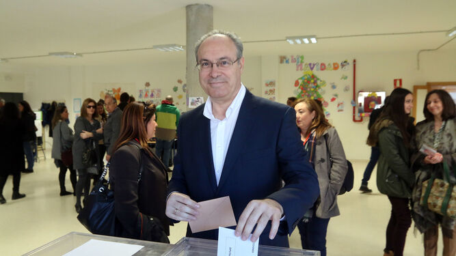 El socialista Juan Pablo Durán votando en 2015.