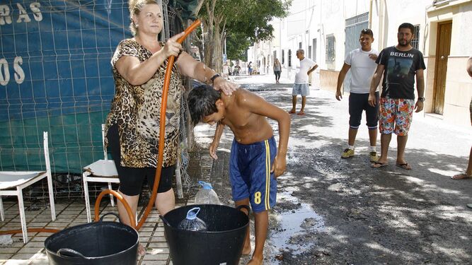 En el barrio de Los Almendros sus vecinos estuvieron meses sin agua potable en sus viviendas.