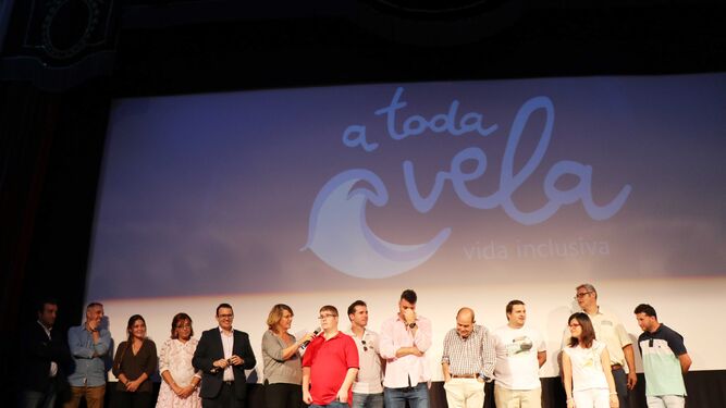 El Teatro Cervantes se llenó para conocer a los 'Campeones de Almería'.