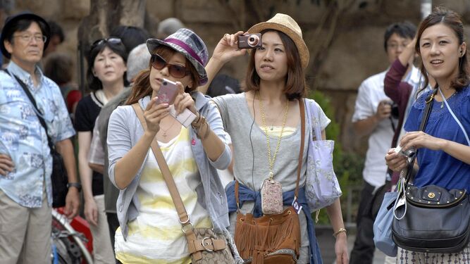 Un grupo de turistas asiáticas.