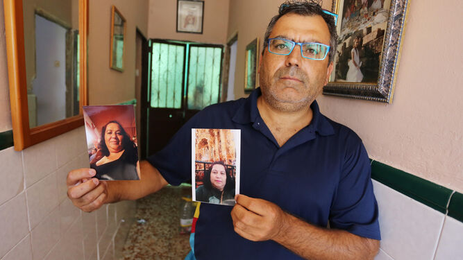 Antonio Venegas muestra dos fotografías de su hermana fallecida.