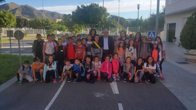 El alcalde, Antonio Bonilla, junto a los alumnos del colegio de Alhama de Almería.