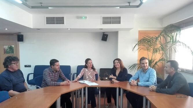 Parlamentarios del PP almeriense se reunieron ayer con el Sindicato Independiente de Bomberos Forestales.