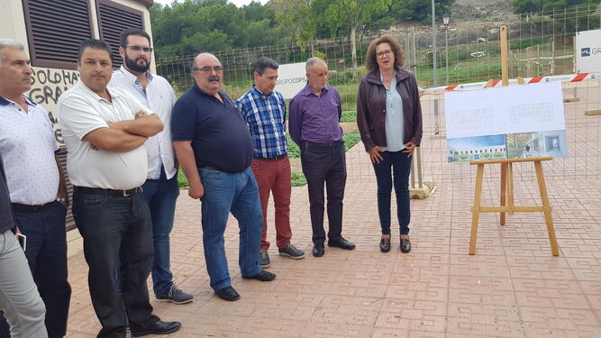 La alcaldesa, María López, y el equipo de gobierno durante el acto ayer de la primera piedra de la residencia.