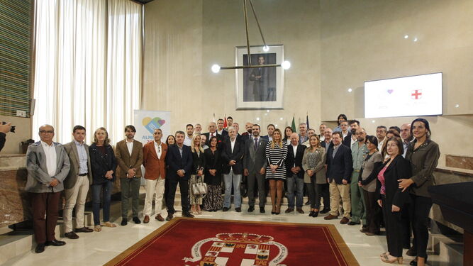 Patrocinadores y hosteleros en el plenario con el alcalde de Almería y los responsables de la organización de la Capital Española de la Gastronomía.