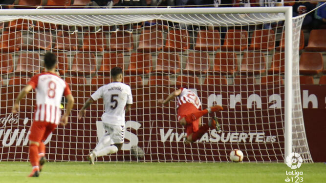 Álvaro Giménez remacha de cabeza a la red el tanto del empate a uno en el minuto 80 de partido.