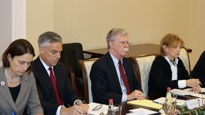 El asesor de Seguridad de EEUU, John Bolton (2º izq.), durante una reunión en Moscú.