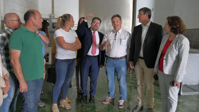 El consejero de Agricultura, Rodrigo Sánchez, acompañado por el alcalde de Adra, Manuel Cortés, en su visita a la lonja.
