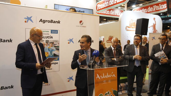Herrador conversa con el director de Diario de Almería antes de su discurso público.