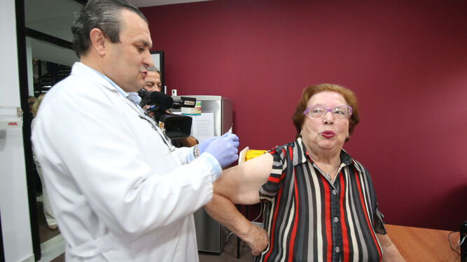 Una ciudadana que se ha vacunado en el centro de salud de Ciudad Jardín de la capital.