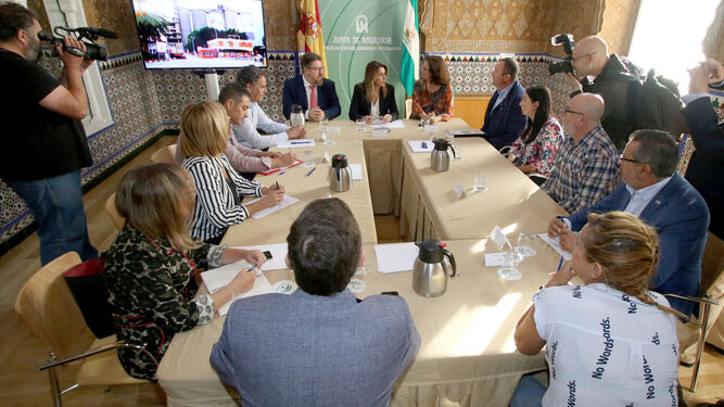 La presidenta de la Junta de Andalucía, Susana Díaz, se reúne en Almería con el Comité de Empresa de la fábrica de Cemex en Gádor.