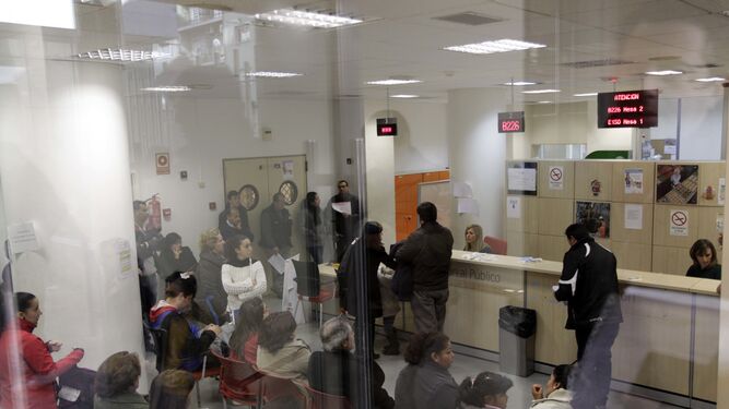 Gente esperando en una oficina de Empleo.