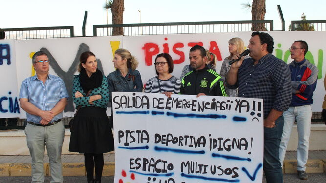 Los ediles Julia Ibáñez y Cayetano Andreu, con el AMPA El Trébol ayer.